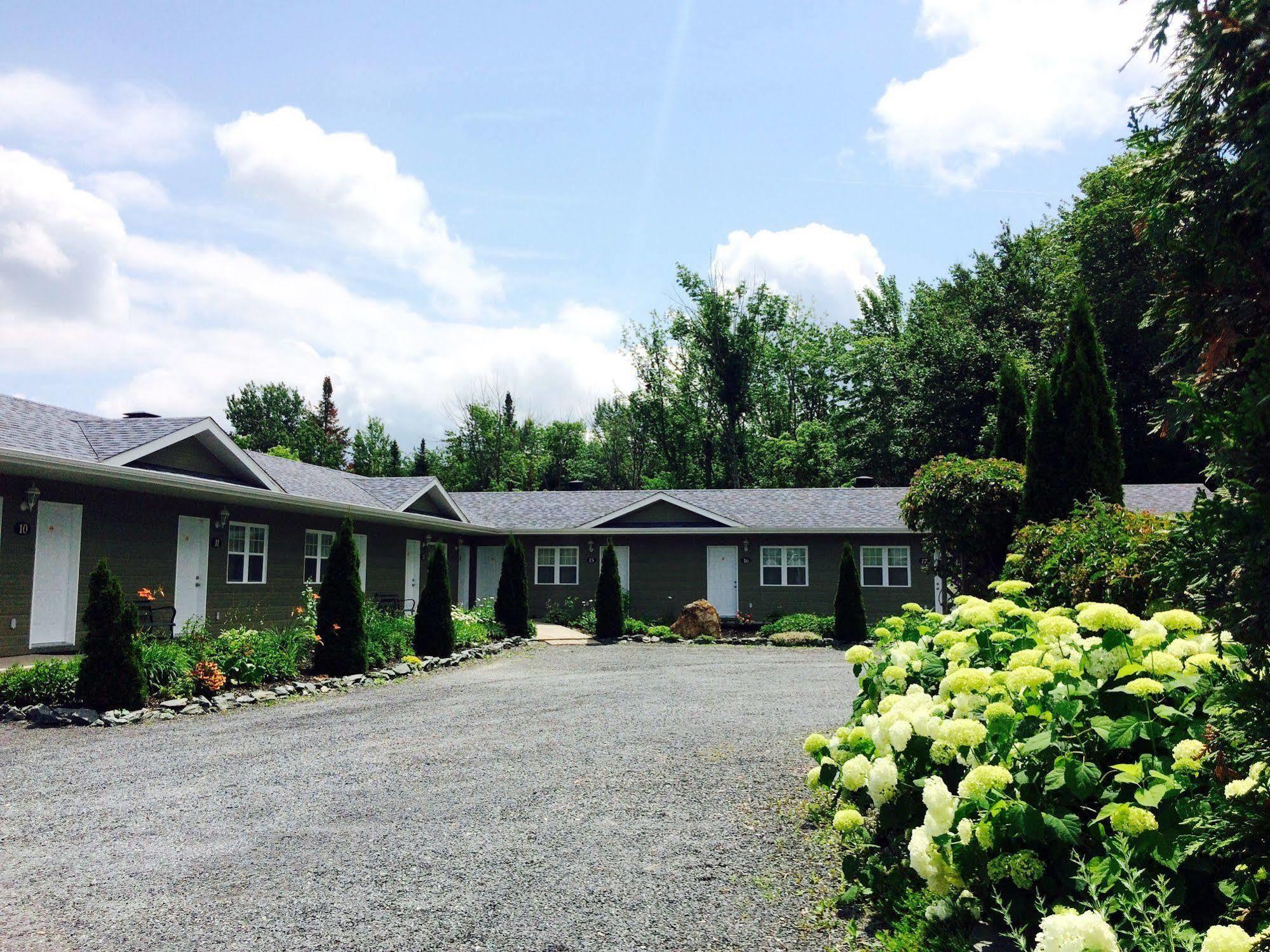 Motel Des Cedres แชร์บูร์ก ภายนอก รูปภาพ